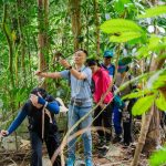 Học sinh thử thách bản thân trekking xuyên rừng cúc phương