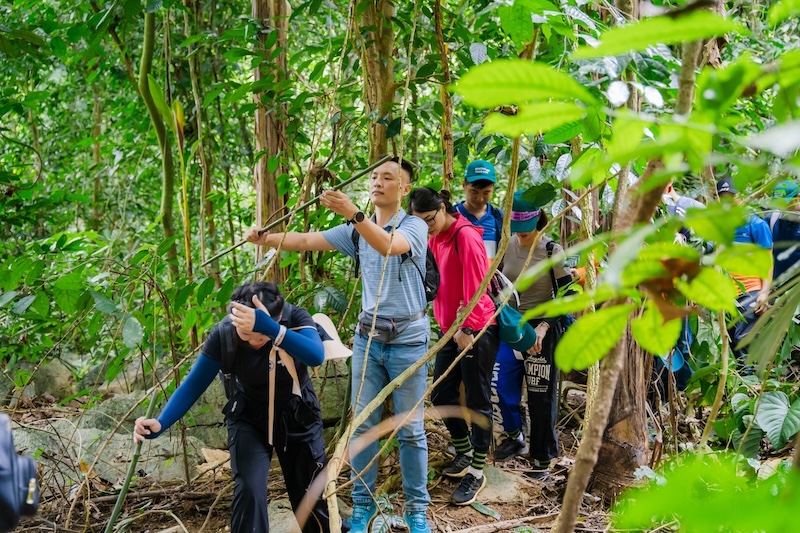 Học sinh thử thách bản thân trekking xuyên rừng cúc phương