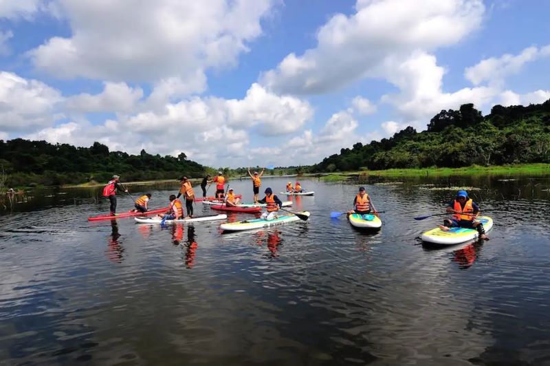 Chèo SUP – Khám phá hồ Ba Khan và hồ bơi vô cực (2N1Đ)