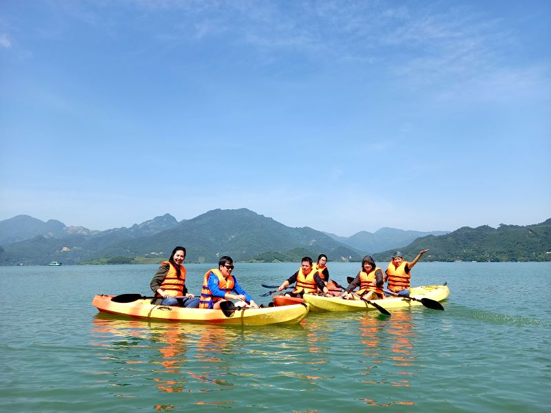 Kayaking & SUP – Khám phá hồ Hoà Bình – Vịnh Ngòi Hoa (1 ngày)