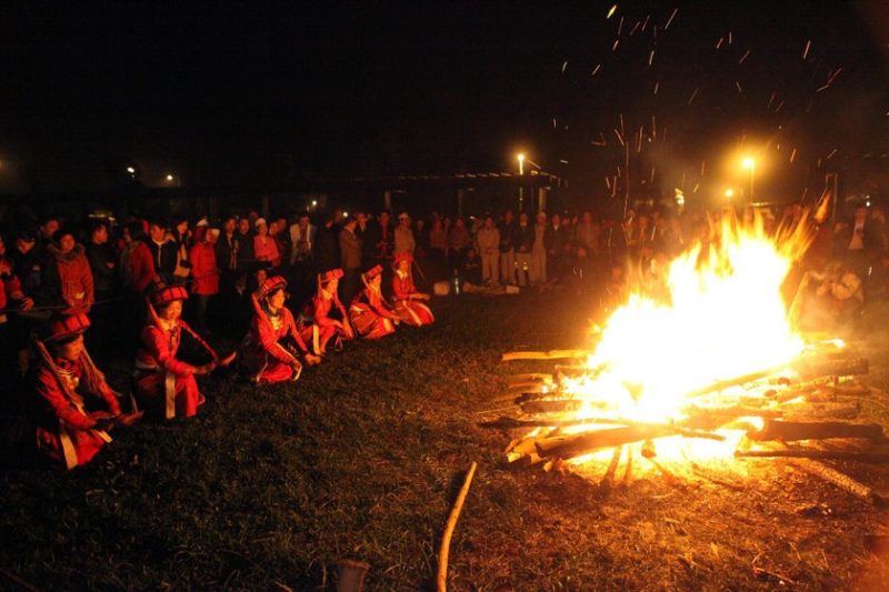 đốt lửa trại hà giang