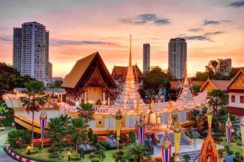 Wat Yannawa trong tiếng Anh có nghĩa là chùa thuyền. Đây là một trong những ngôi chùa lâu đời nhất ở Bangkok được xây dựng vào khoảng thế kỷ 18