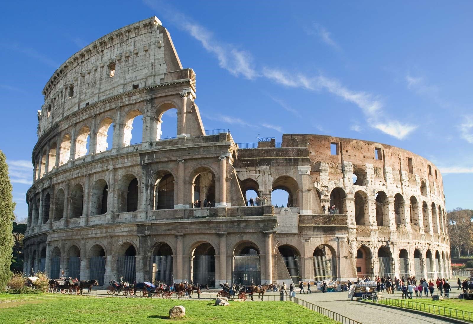 Đấu trường La Mã - Colosseum: Được xây dựng vào thế kỷ thứ 4 sau Công nguyên. Du khách có thể tản bộ khu vực quanh đấu trường hoặc chọn mua một tour có hướng dẫn để vào bên trong, khám phá những câu chuyện về các trận chiến giữa các võ sĩ giác đấu thời xưa.