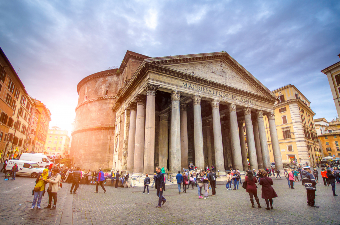 Đền Pantheon: là một công trình kiến trúc ở Roma, Ý. Chiếm vị trí nổi bật nhất trong pho sử đền đài La Mã và thế giới là đền Pantheon - "Ngôi đền của mọi vị thần" được xây dựng vào năm 118 - 126 dưới triều vua Hadrianus. Hình thức và quy mô ngôi đền vượt lên tất cả các đền đài có trước đó.