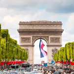 Arc De Triomphe – Khải Hoàn Môn: Một trong những biểu tượng của nước Pháp, nơi diễn ra nhiều sự kiện lịch sử quan trọng và nổi bật với các tác phẩm điêu khắc như “The Marseillaise” của Francois Rude.