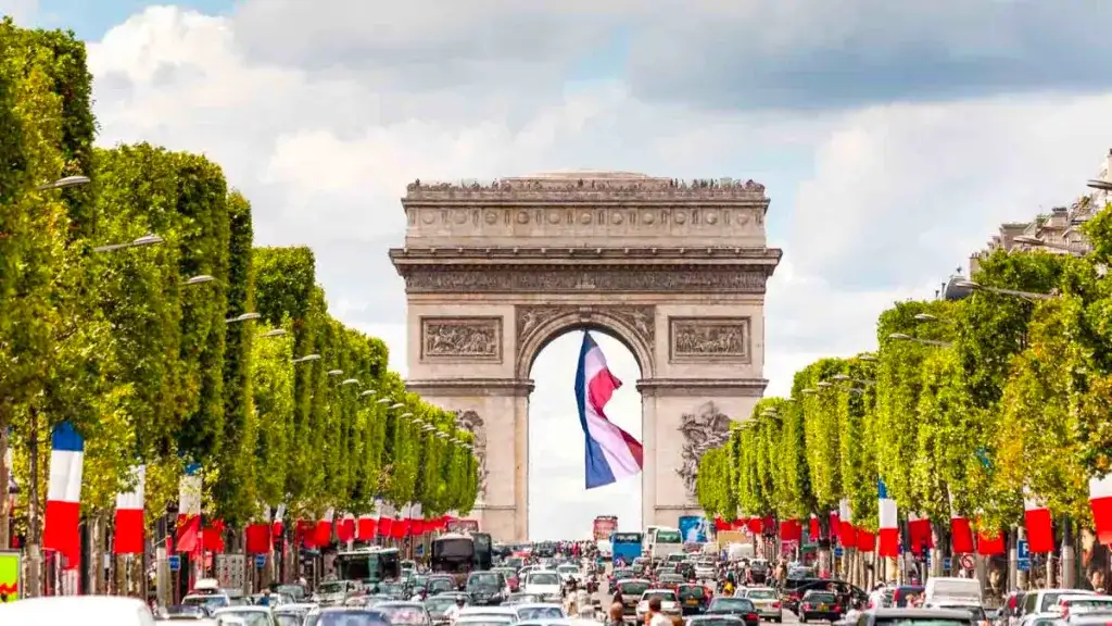 Arc De Triomphe – Khải Hoàn Môn: Một trong những biểu tượng của nước Pháp, nơi diễn ra nhiều sự kiện lịch sử quan trọng và nổi bật với các tác phẩm điêu khắc như “The Marseillaise” của Francois Rude.