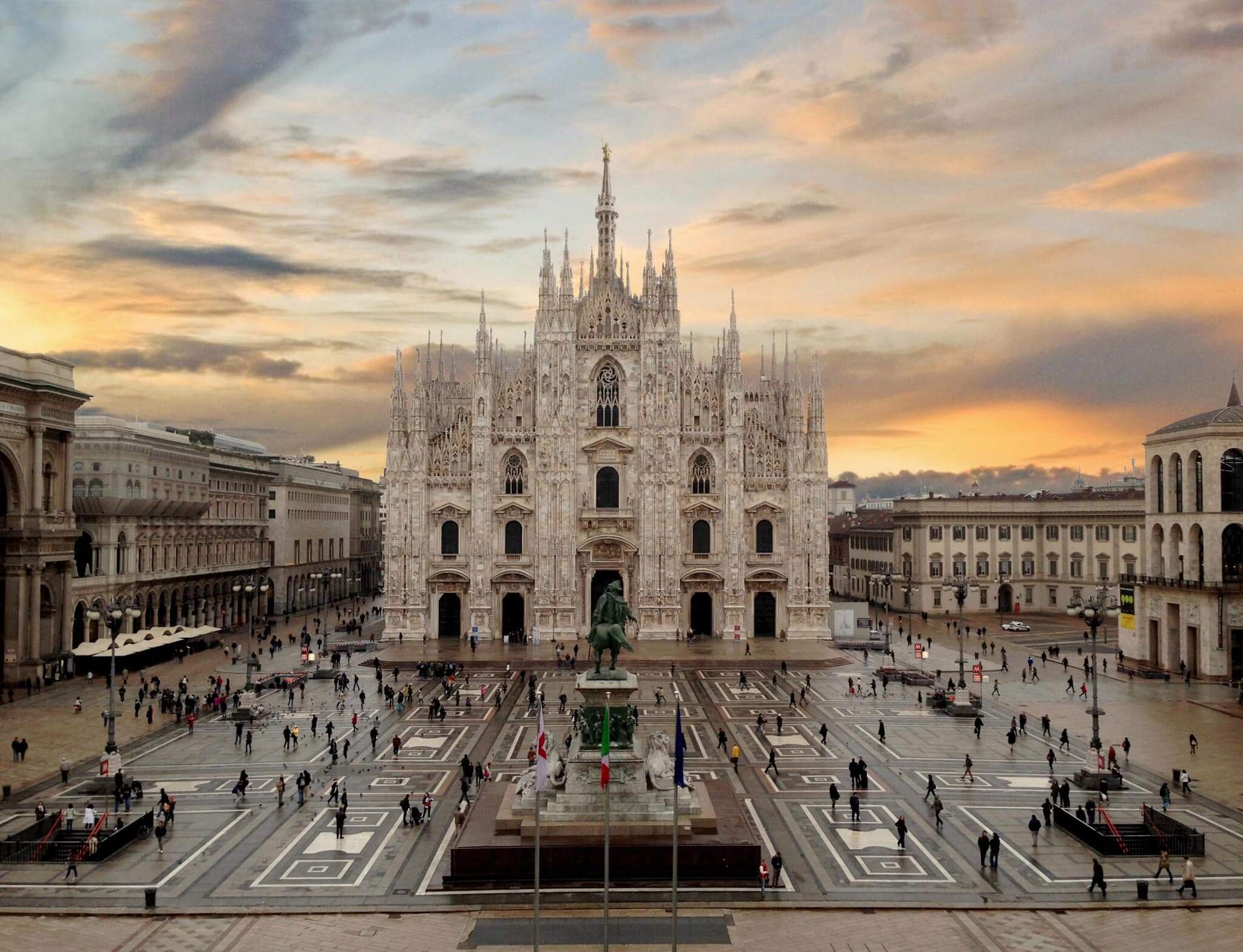 Nhà thờ Duomo: Kiệt tác kiến trúc Gothic, nhà thờ chính tòa của Tổng giáo phận Milano. Được xây dựng trong 5 thế kỷ, đây là nhà thờ Công giáo lớn thứ tư trên thế giới.