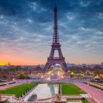 Tháp Eiffel là toà tháp biểu tượng cho hình ảnh của Paris nước Pháp