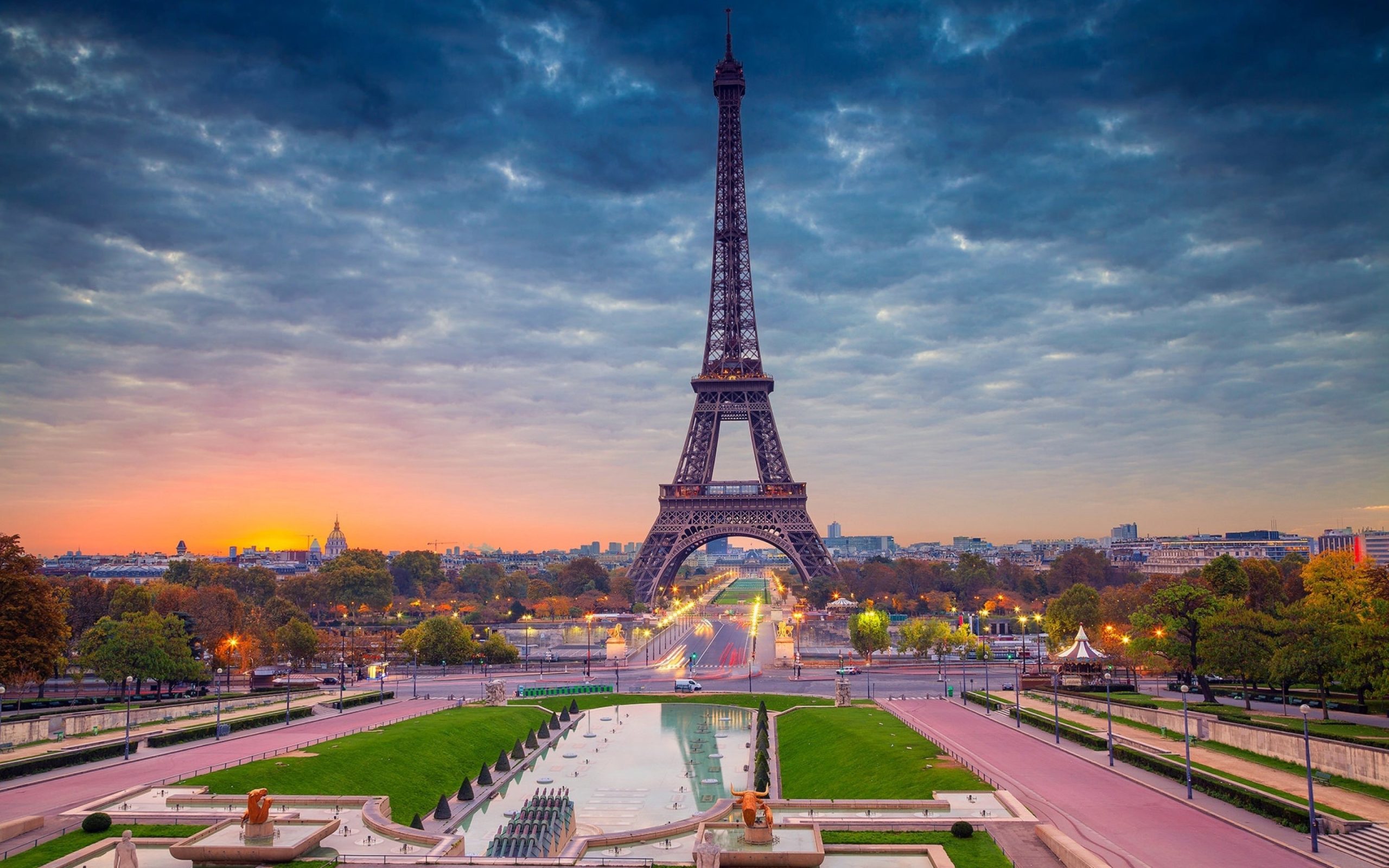 Tháp Eiffel là toà tháp biểu tượng cho hình ảnh của Paris nước Pháp