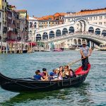 Trải nghiệm thuyền Gondola: Du khách lên thuyền Gondola, phương tiện đặc trưng của Venice, để khám phá các kênh đào nhỏ và tận hưởng cảnh quan lãng mạn mà chỉ Venice mới có.