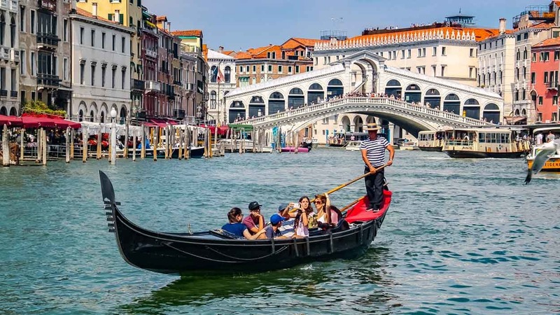 Trải nghiệm thuyền Gondola: Du khách lên thuyền Gondola, phương tiện đặc trưng của Venice, để khám phá các kênh đào nhỏ và tận hưởng cảnh quan lãng mạn mà chỉ Venice mới có.